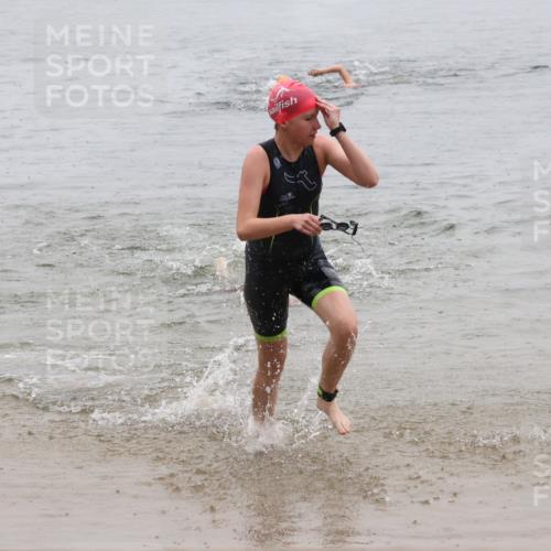 21.06.2025 - 27. Vierlanden-Triathlon Lena Gebhardt http://msf.ph/oto/8044032 15.06.2025 14:38:48 Schwimmen 1318, 1325, 1340 meine-sportfotos.de