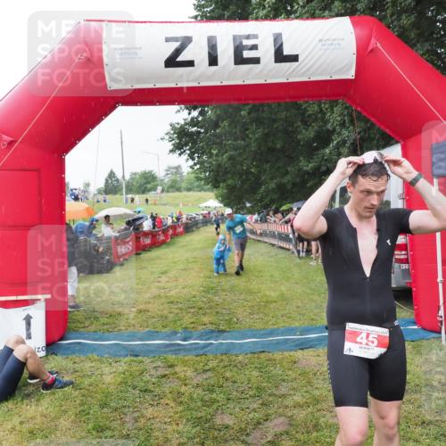 21.06.2025 - 27. Vierlanden-Triathlon MichiJ http://msf.ph/oto/8044033 15.06.2026 13:44:43 Ziel 45, 960 meine-sportfotos.de