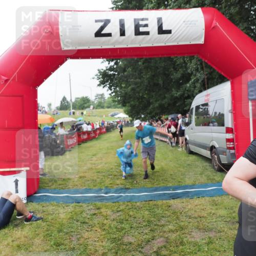 21.06.2025 - 27. Vierlanden-Triathlon MichiJ http://msf.ph/oto/8044037 15.06.2026 13:44:44 Ziel 45, 960 meine-sportfotos.de