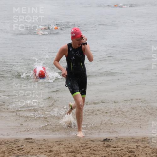 21.06.2025 - 27. Vierlanden-Triathlon Lena Gebhardt http://msf.ph/oto/8044040 15.06.2025 14:38:49 Schwimmen 1318, 1340 meine-sportfotos.de