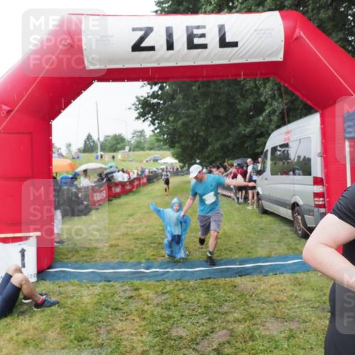 21.06.2025 - 27. Vierlanden-Triathlon MichiJ http://msf.ph/oto/8044043 15.06.2026 13:44:44 Ziel 45, 960 meine-sportfotos.de