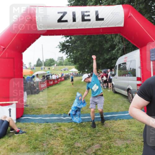 21.06.2025 - 27. Vierlanden-Triathlon MichiJ http://msf.ph/oto/8044051 15.06.2026 13:44:45 Ziel 45, 960 meine-sportfotos.de