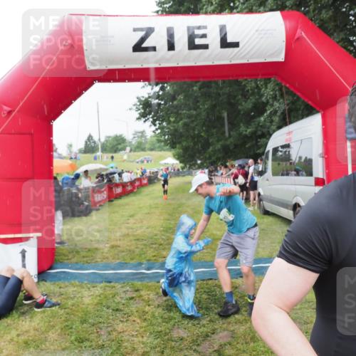 21.06.2025 - 27. Vierlanden-Triathlon MichiJ http://msf.ph/oto/8044060 15.06.2026 13:44:45 Ziel 45, 960 meine-sportfotos.de