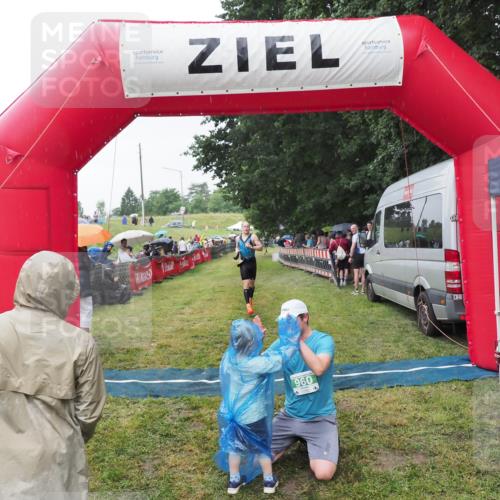 21.06.2025 - 27. Vierlanden-Triathlon MichiJ http://msf.ph/oto/8044064 15.06.2026 13:44:48 Ziel 960, 1141 meine-sportfotos.de