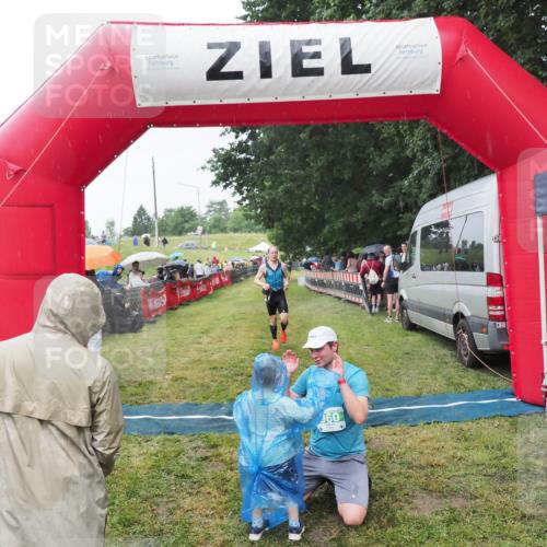 21.06.2025 - 27. Vierlanden-Triathlon MichiJ http://msf.ph/oto/8044068 15.06.2026 13:44:49 Ziel 960, 1141 meine-sportfotos.de