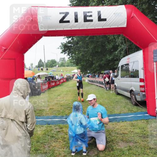 21.06.2025 - 27. Vierlanden-Triathlon MichiJ http://msf.ph/oto/8044070 15.06.2026 13:44:49 Ziel 960, 1141 meine-sportfotos.de