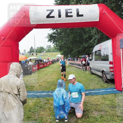 21.06.2025 - 27. Vierlanden-Triathlon MichiJ http://msf.ph/oto/8044074 15.06.2026 13:44:49 Ziel 960, 1141 meine-sportfotos.de