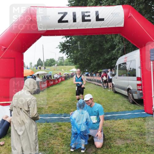 21.06.2025 - 27. Vierlanden-Triathlon MichiJ http://msf.ph/oto/8044080 15.06.2026 13:44:50 Ziel 960, 1141 meine-sportfotos.de