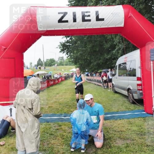 21.06.2025 - 27. Vierlanden-Triathlon MichiJ http://msf.ph/oto/8044083 15.06.2026 13:44:50 Ziel 960, 1141 meine-sportfotos.de