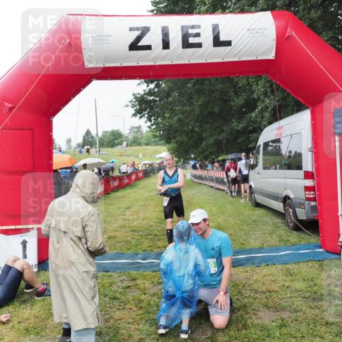 21.06.2025 - 27. Vierlanden-Triathlon MichiJ http://msf.ph/oto/8044087 15.06.2026 13:44:50 Ziel 960, 1141 meine-sportfotos.de