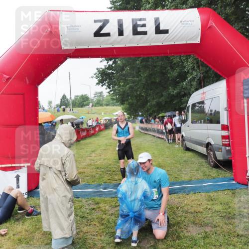 21.06.2025 - 27. Vierlanden-Triathlon MichiJ http://msf.ph/oto/8044089 15.06.2026 13:44:50 Ziel 960, 1141 meine-sportfotos.de