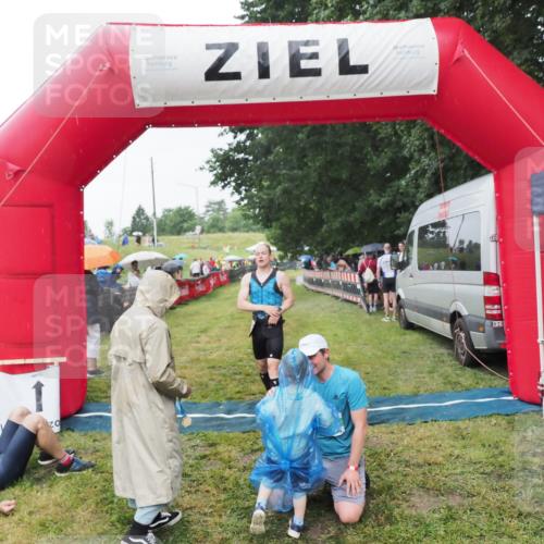 21.06.2025 - 27. Vierlanden-Triathlon MichiJ http://msf.ph/oto/8044095 15.06.2026 13:44:51 Ziel 960, 1141 meine-sportfotos.de