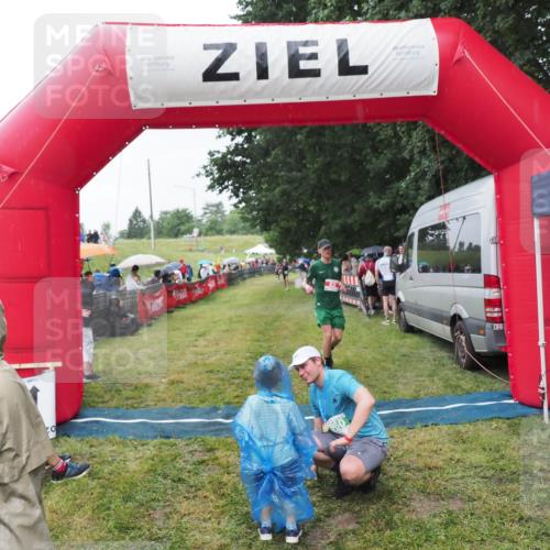 21.06.2025 - 27. Vierlanden-Triathlon MichiJ http://msf.ph/oto/8044100 15.06.2026 13:44:59 Ziel 82 meine-sportfotos.de
