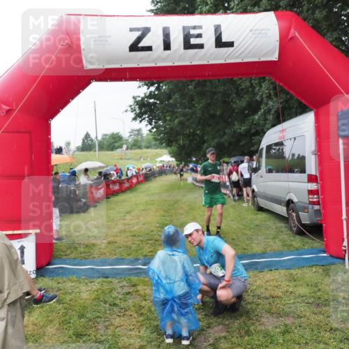 21.06.2025 - 27. Vierlanden-Triathlon MichiJ http://msf.ph/oto/8044102 15.06.2026 13:44:59 Ziel 82 meine-sportfotos.de