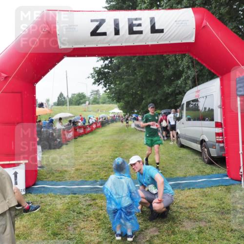21.06.2025 - 27. Vierlanden-Triathlon MichiJ http://msf.ph/oto/8044104 15.06.2026 13:45:00 Ziel 82 meine-sportfotos.de