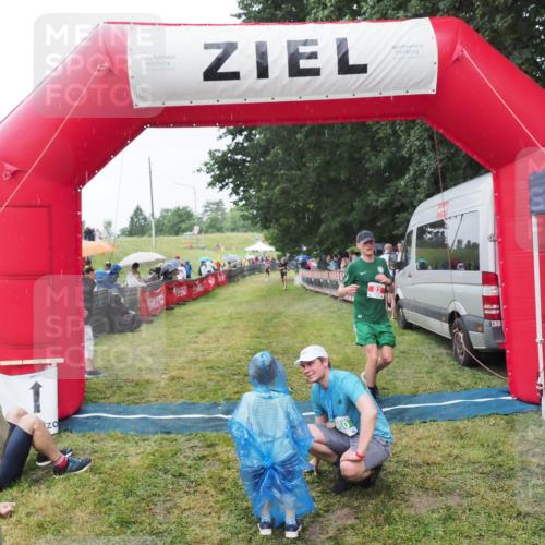 21.06.2025 - 27. Vierlanden-Triathlon MichiJ http://msf.ph/oto/8044113 15.06.2026 13:45:00 Ziel 82 meine-sportfotos.de
