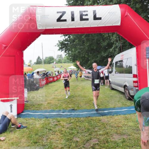21.06.2025 - 27. Vierlanden-Triathlon MichiJ http://msf.ph/oto/8044116 15.06.2026 13:45:08 Ziel 811, 881, 956, 1114 meine-sportfotos.de