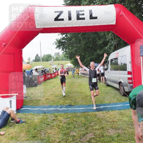21.06.2025 - 27. Vierlanden-Triathlon MichiJ http://msf.ph/oto/8044118 15.06.2026 13:45:08 Ziel 811, 881, 956, 1114 meine-sportfotos.de