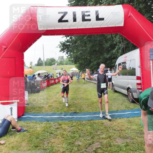 21.06.2025 - 27. Vierlanden-Triathlon MichiJ http://msf.ph/oto/8044122 15.06.2026 13:45:08 Ziel 811, 881, 956, 1114 meine-sportfotos.de