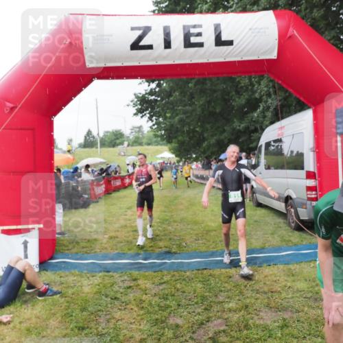 21.06.2025 - 27. Vierlanden-Triathlon MichiJ http://msf.ph/oto/8044124 15.06.2026 13:45:08 Ziel 811, 881, 956, 1114 meine-sportfotos.de