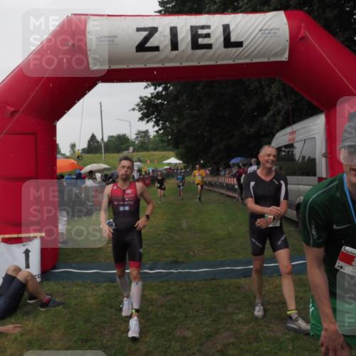 21.06.2025 - 27. Vierlanden-Triathlon MichiJ http://msf.ph/oto/8044137 15.06.2026 13:45:09 Ziel 811, 881, 956, 1114 meine-sportfotos.de