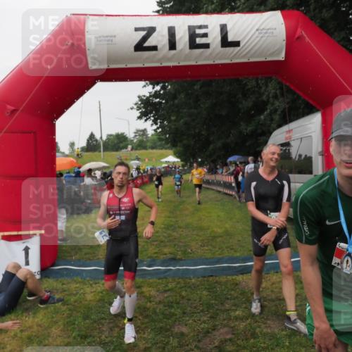 21.06.2025 - 27. Vierlanden-Triathlon MichiJ http://msf.ph/oto/8044139 15.06.2026 13:45:09 Ziel 811, 881, 956, 1114 meine-sportfotos.de