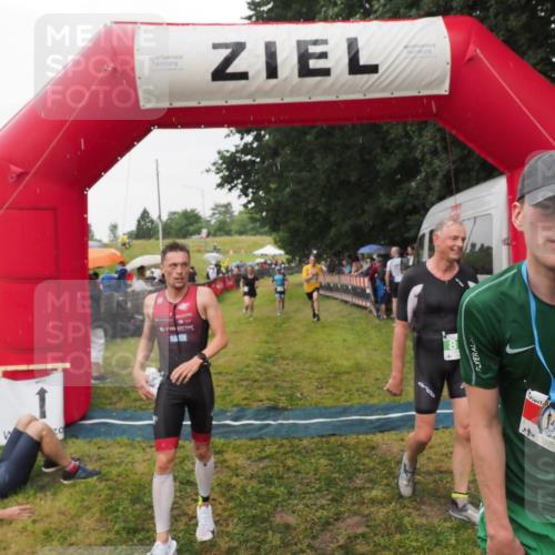 21.06.2025 - 27. Vierlanden-Triathlon MichiJ http://msf.ph/oto/8044144 15.06.2026 13:45:10 Ziel 811, 881, 930, 956, 1114 meine-sportfotos.de