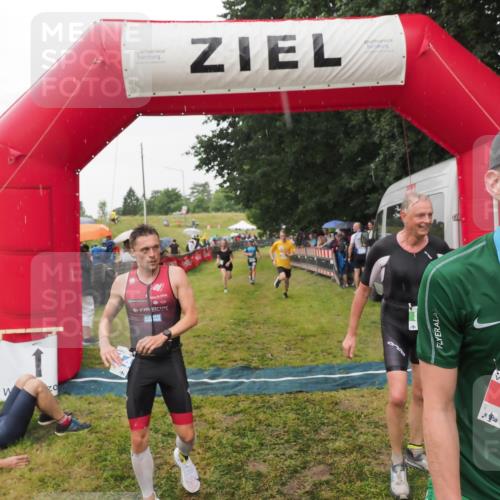 21.06.2025 - 27. Vierlanden-Triathlon MichiJ http://msf.ph/oto/8044148 15.06.2026 13:45:10 Ziel 811, 881, 930, 956, 1114 meine-sportfotos.de
