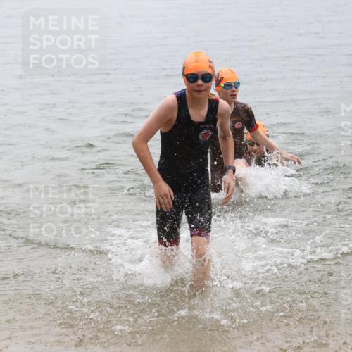 21.06.2025 - 27. Vierlanden-Triathlon Lena Gebhardt http://msf.ph/oto/8044151 15.06.2025 14:39:06 Schwimmen 1335, 1345, 1349 meine-sportfotos.de