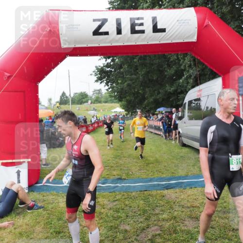 21.06.2025 - 27. Vierlanden-Triathlon MichiJ http://msf.ph/oto/8044157 15.06.2026 13:45:11 Ziel 811, 881, 930, 956, 1114 meine-sportfotos.de