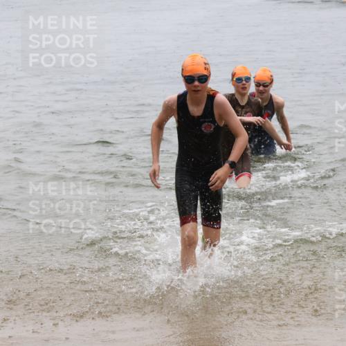21.06.2025 - 27. Vierlanden-Triathlon Lena Gebhardt http://msf.ph/oto/8044158 15.06.2025 14:39:06 Schwimmen 1335, 1345, 1349 meine-sportfotos.de