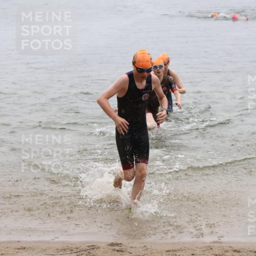 21.06.2025 - 27. Vierlanden-Triathlon Lena Gebhardt http://msf.ph/oto/8044165 15.06.2025 14:39:07 Schwimmen 1335, 1345, 1349 meine-sportfotos.de