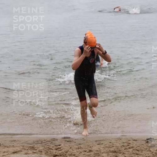 21.06.2025 - 27. Vierlanden-Triathlon Lena Gebhardt http://msf.ph/oto/8044173 15.06.2025 14:39:07 Schwimmen 1335, 1345, 1349 meine-sportfotos.de