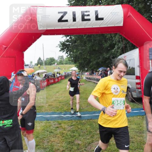 21.06.2025 - 27. Vierlanden-Triathlon MichiJ http://msf.ph/oto/8044174 15.06.2026 13:45:12 Ziel 811, 881, 930, 956, 1114 meine-sportfotos.de