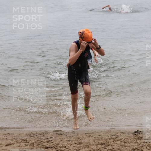 21.06.2025 - 27. Vierlanden-Triathlon Lena Gebhardt http://msf.ph/oto/8044176 15.06.2025 14:39:07 Schwimmen 1335, 1345, 1349 meine-sportfotos.de