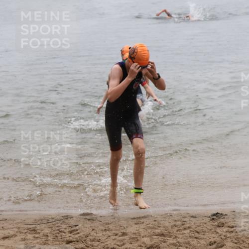21.06.2025 - 27. Vierlanden-Triathlon Lena Gebhardt http://msf.ph/oto/8044180 15.06.2025 14:39:07 Schwimmen 1335, 1345, 1349 meine-sportfotos.de