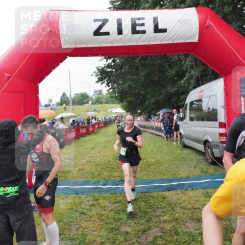 21.06.2025 - 27. Vierlanden-Triathlon MichiJ http://msf.ph/oto/8044181 15.06.2026 13:45:12 Ziel 811, 881, 930, 956, 1114 meine-sportfotos.de