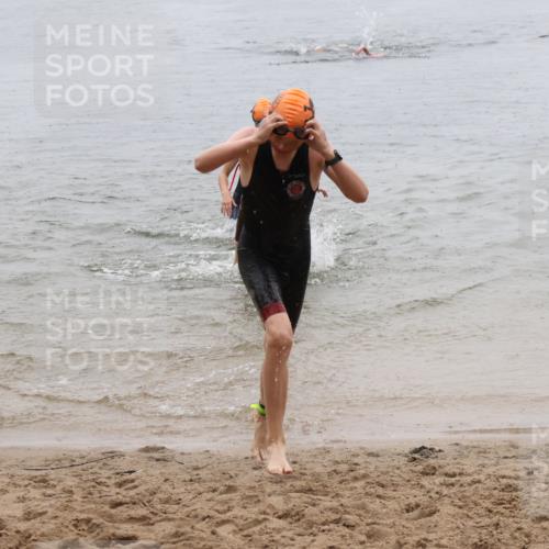 21.06.2025 - 27. Vierlanden-Triathlon Lena Gebhardt http://msf.ph/oto/8044184 15.06.2025 14:39:08 Schwimmen 1335, 1345, 1349 meine-sportfotos.de