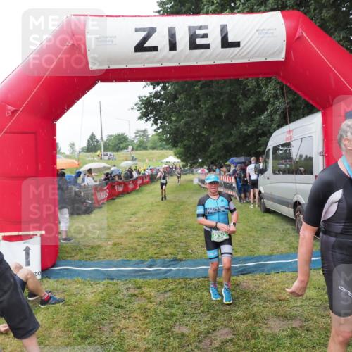 21.06.2025 - 27. Vierlanden-Triathlon MichiJ http://msf.ph/oto/8044187 15.06.2026 13:45:15 Ziel 811, 849, 881, 930, 956, 1114 meine-sportfotos.de