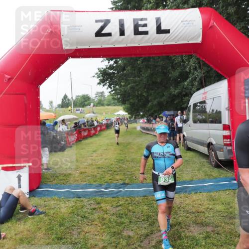 21.06.2025 - 27. Vierlanden-Triathlon MichiJ http://msf.ph/oto/8044191 15.06.2026 13:45:15 Ziel 811, 849, 881, 930, 956, 1114 meine-sportfotos.de