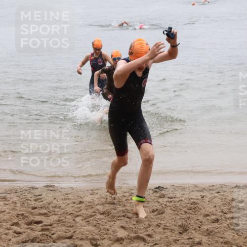 21.06.2025 - 27. Vierlanden-Triathlon Lena Gebhardt http://msf.ph/oto/8044192 15.06.2025 14:39:08 Schwimmen 1335, 1345, 1349 meine-sportfotos.de