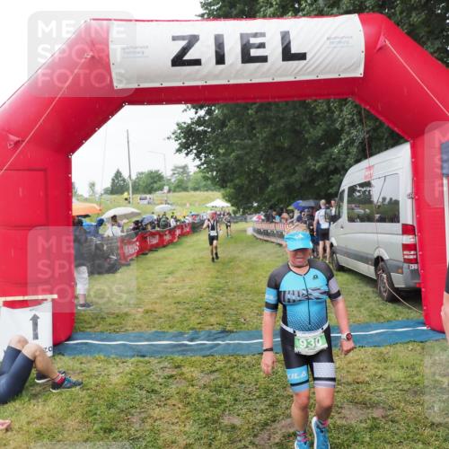 21.06.2025 - 27. Vierlanden-Triathlon MichiJ http://msf.ph/oto/8044195 15.06.2026 13:45:15 Ziel 811, 849, 881, 930, 956, 1114 meine-sportfotos.de