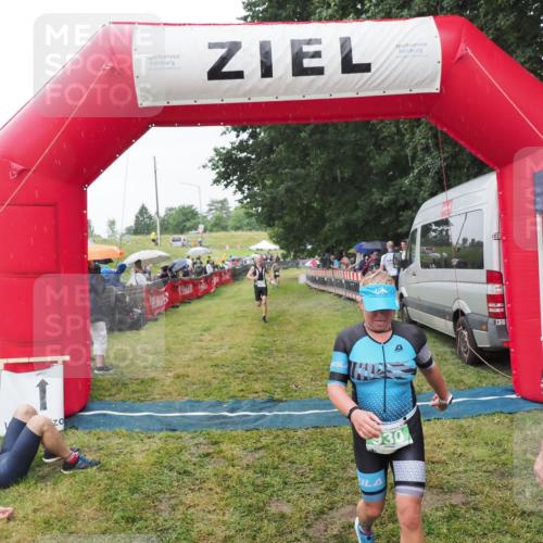 21.06.2025 - 27. Vierlanden-Triathlon MichiJ http://msf.ph/oto/8044199 15.06.2026 13:45:16 Ziel 849, 881, 930, 956 meine-sportfotos.de