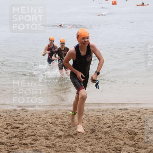 21.06.2025 - 27. Vierlanden-Triathlon Lena Gebhardt http://msf.ph/oto/8044200 15.06.2025 14:39:08 Schwimmen 1335, 1345, 1349 meine-sportfotos.de