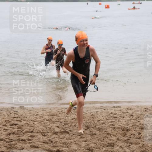 21.06.2025 - 27. Vierlanden-Triathlon Lena Gebhardt http://msf.ph/oto/8044204 15.06.2025 14:39:08 Schwimmen 1335, 1345, 1349 meine-sportfotos.de