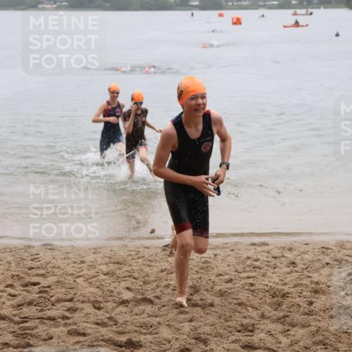 21.06.2025 - 27. Vierlanden-Triathlon Lena Gebhardt http://msf.ph/oto/8044208 15.06.2025 14:39:08 Schwimmen 1335, 1345, 1349 meine-sportfotos.de