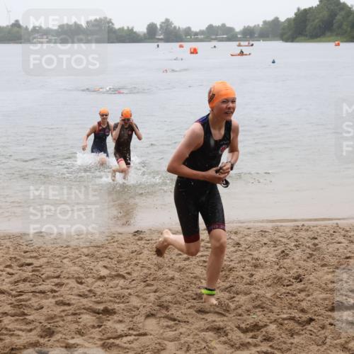 21.06.2025 - 27. Vierlanden-Triathlon Lena Gebhardt http://msf.ph/oto/8044212 15.06.2025 14:39:09 Schwimmen 1335, 1345, 1349 meine-sportfotos.de