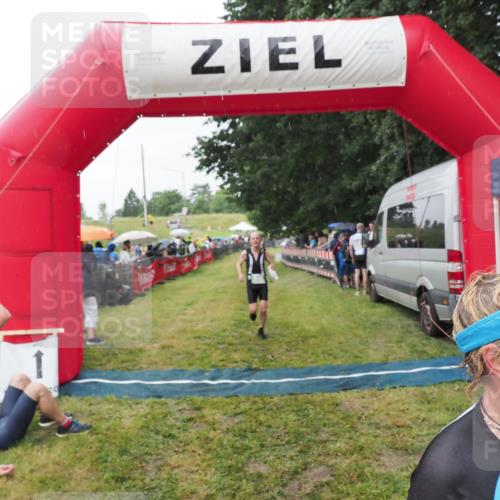 21.06.2025 - 27. Vierlanden-Triathlon MichiJ http://msf.ph/oto/8044219 15.06.2026 13:45:17 Ziel 849, 881, 930, 956 meine-sportfotos.de