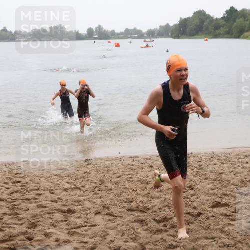21.06.2025 - 27. Vierlanden-Triathlon Lena Gebhardt http://msf.ph/oto/8044224 15.06.2025 14:39:09 Schwimmen 1335, 1345, 1349 meine-sportfotos.de