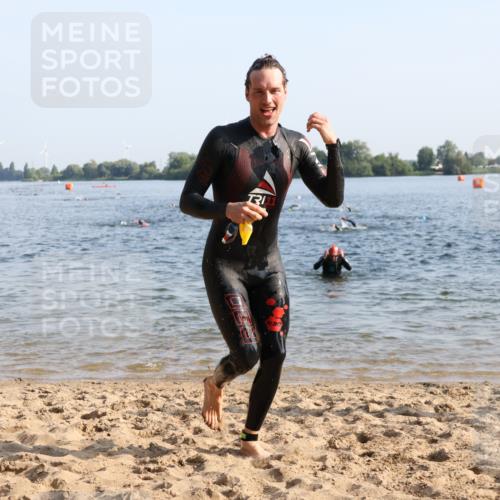 15.06.2025 - 27. Vierlanden-Triathlon Lena Gebhardt http://msf.ph/oto/8044225 15.06.2025 08:34:58 Schwimmen 12, 43, 80, 124, 149, 159, 186 meine-sportfotos.de